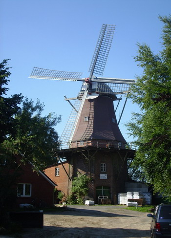 Die Windmühle in Ramsloh, Saterland, Landkreis Cloppenburg.