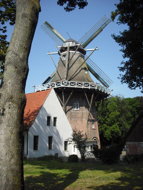 Windmühle "De Vrouw Johanna" in Emden. Ferienwohnungen, Hotels und Ferienhäuser finden sie auch in Emden.