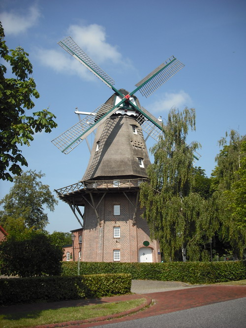 Die Windmühle in Hinte bei Emden. Hotels, Ferienhäuser, Nordseeküste ... alles in der Nähe.