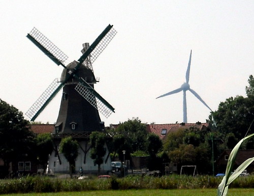 Neue und alte Windmühlen.