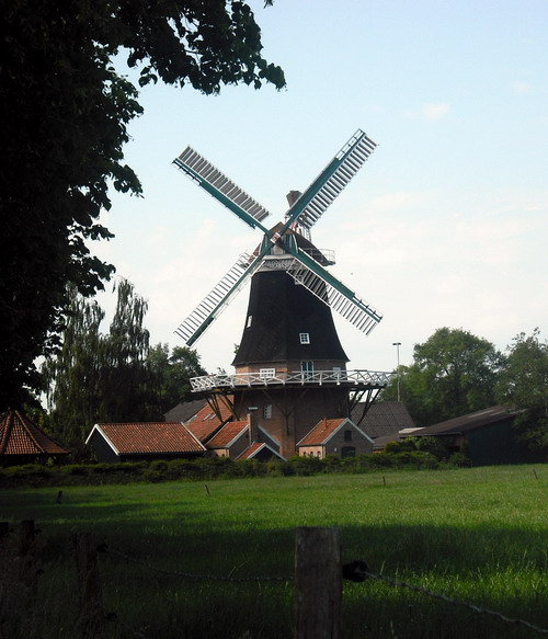 Die Windmühle in Rhaude, Gemeinde Rhauderfehn, Ostfriesland.
