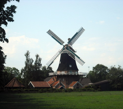 Die Windmühle in Rhaude, Gemeinde Rhauderfehn, Ostfriesland.