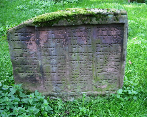 Grabstein mit hebräsicher Inschrift