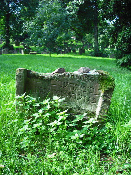 Alter Grabstein auf dem jüdischen Friedhof